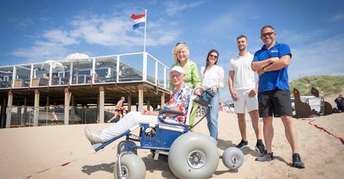 Foto elektrische strandrolstoel