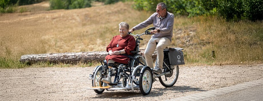 Foto vrouw in rolstoelfiets