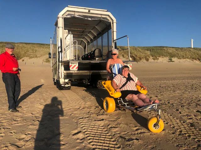 Foto Pia op strand in rolstoel